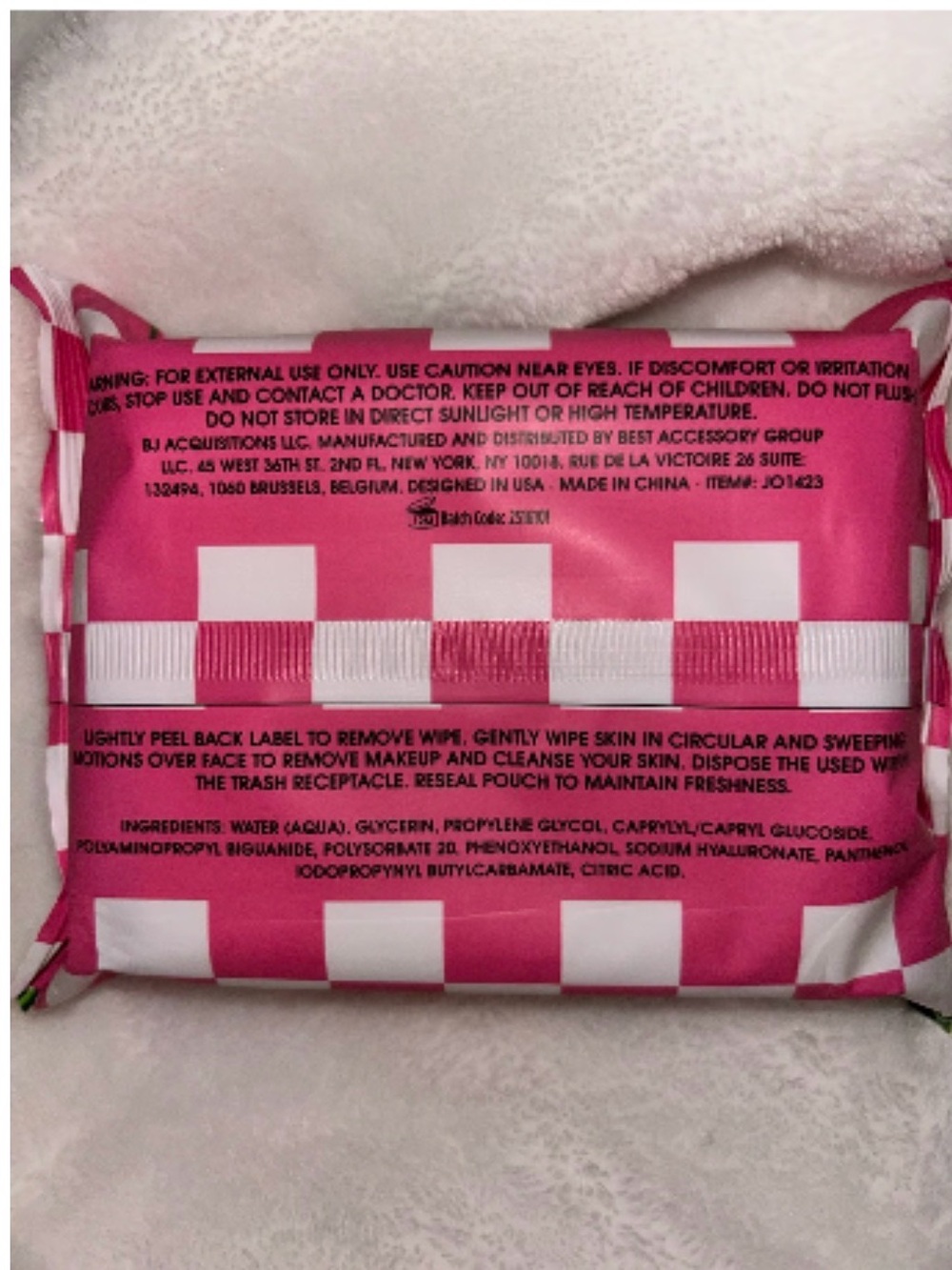 Betsey Johnson Pink Cherry Hyaluronic Acid + B5 Cleansing Facial Wipes - Picture 2 of 2